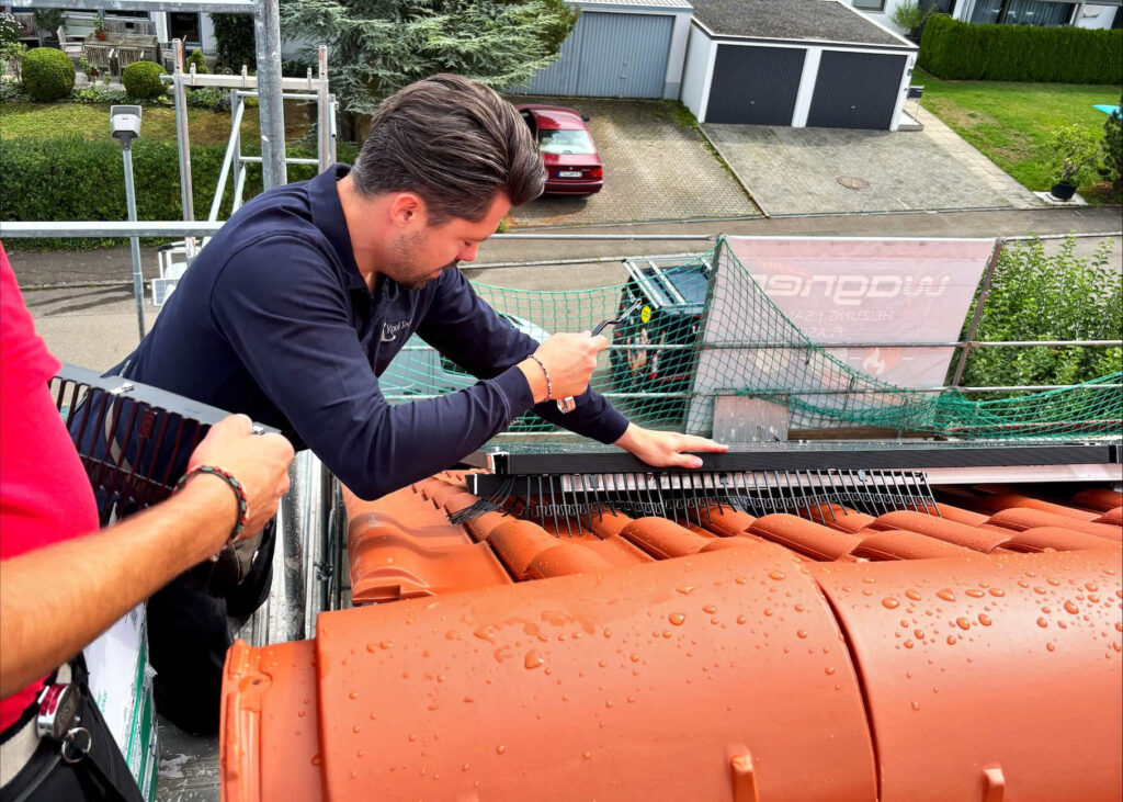 Handwerker am Dach