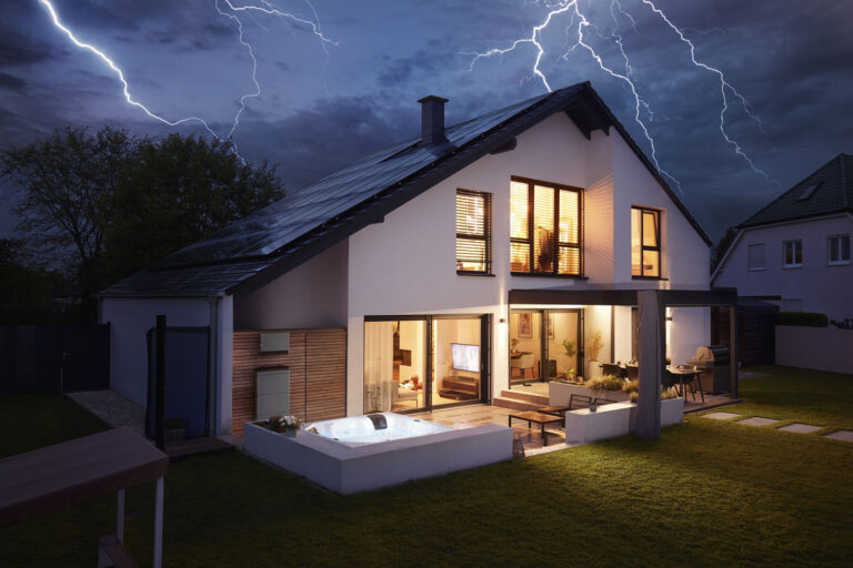Haus mit Grundstück bei Gewitter